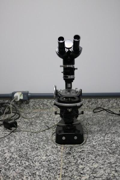 Microscópio de 3 limbos marca Aus Jena